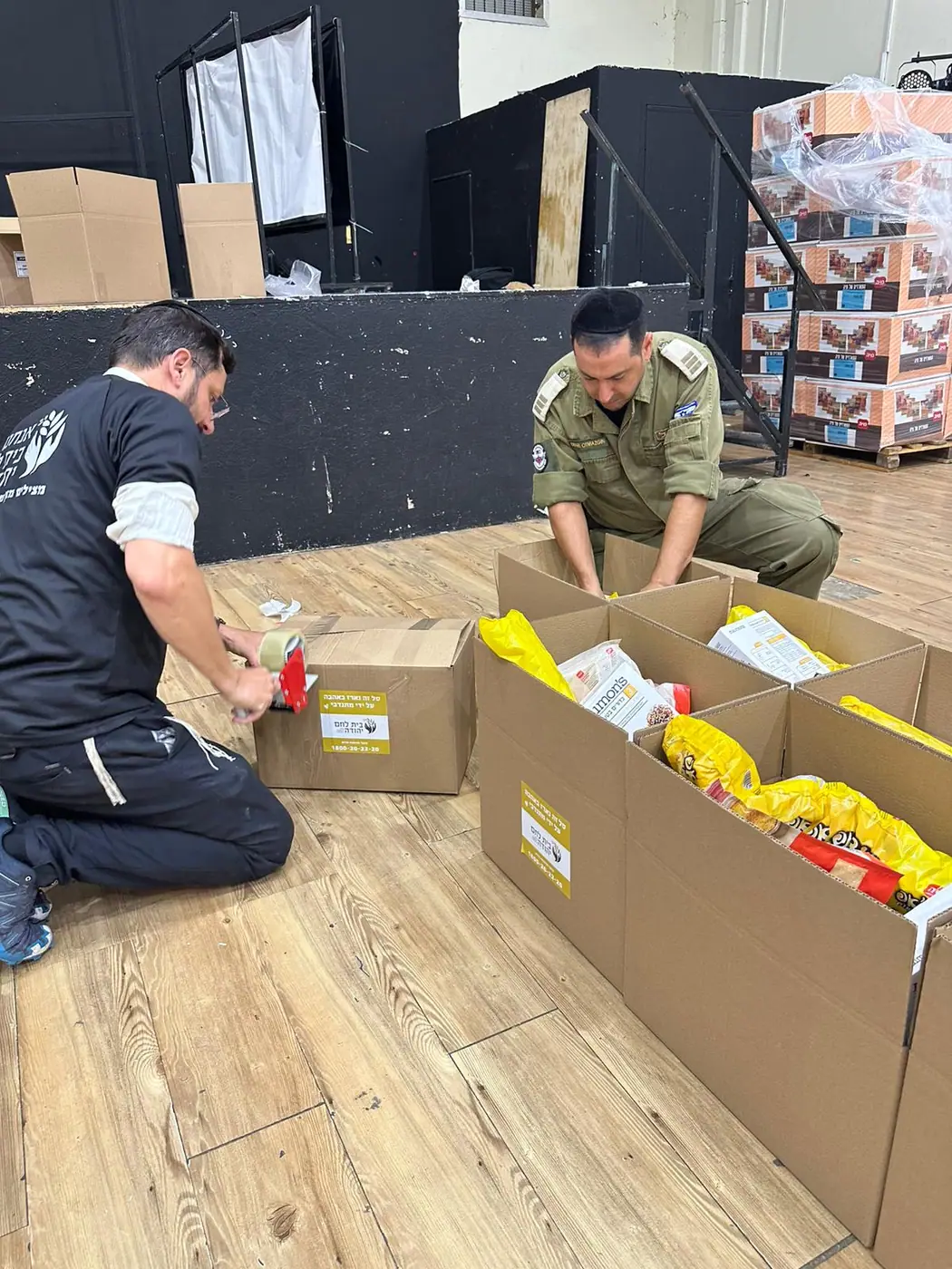 אריזת סלי מזון באולם