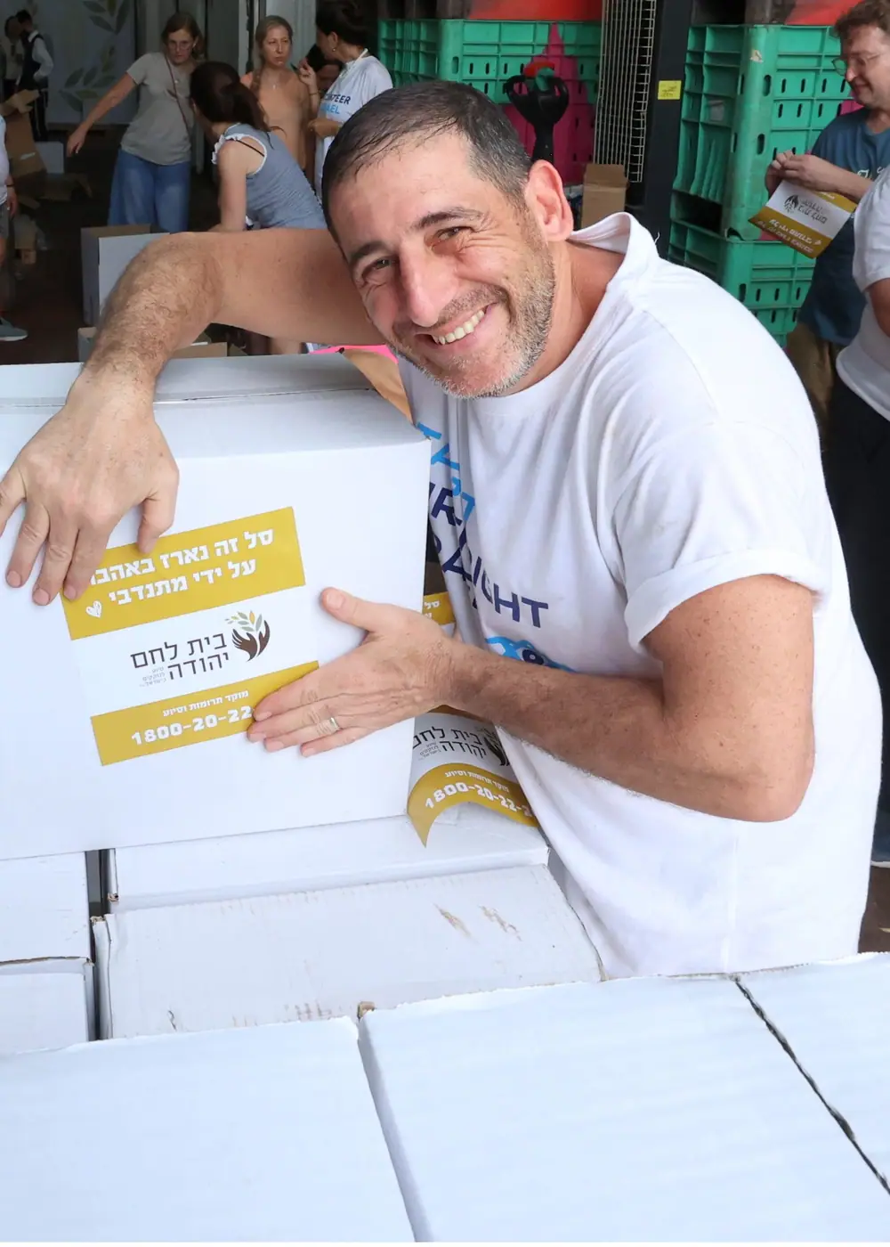 סלי מזון ואריזה במרכז הלוגיסטי