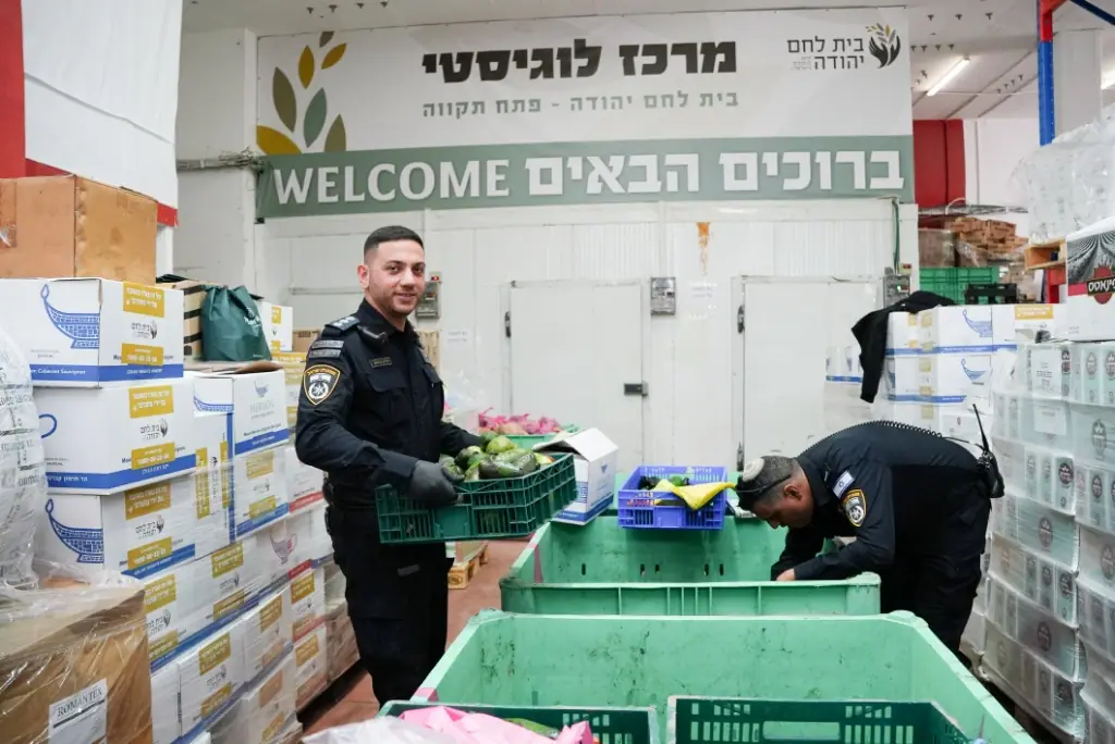 מתנדבים במדי משטרה