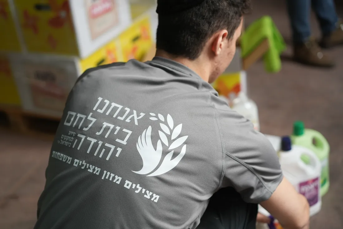 מתנדב העמותה במרכז הלוגיסטי