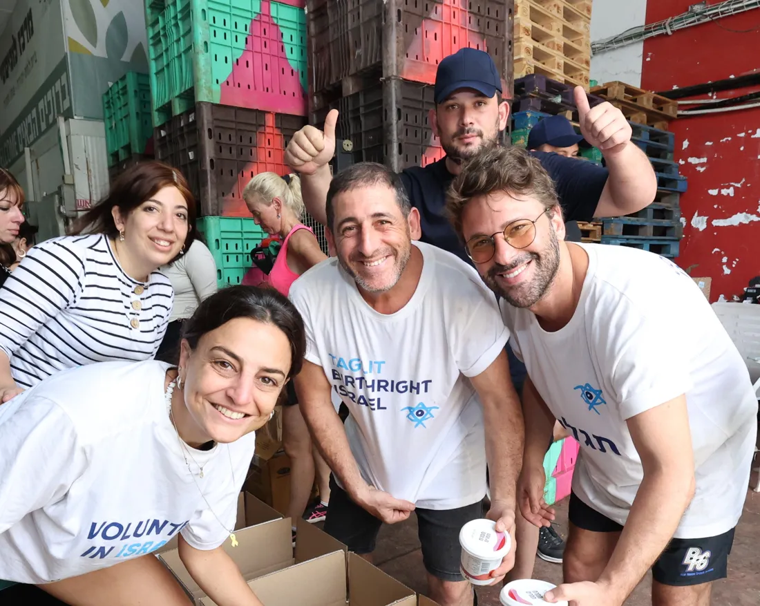 מתנדבים במרכז הלוגיסטי