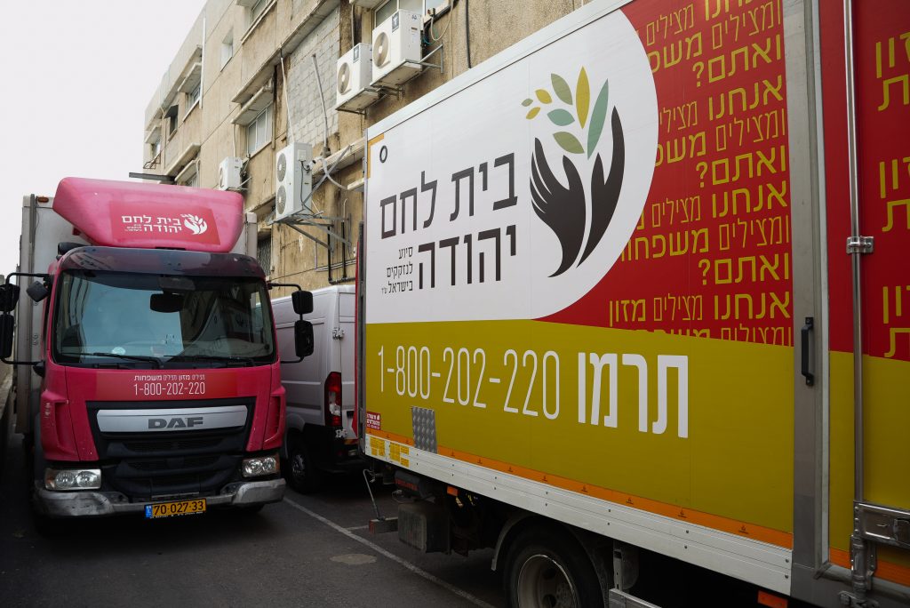 משאיות של עמותת בית לחם יהודה תרומות לנזקקים